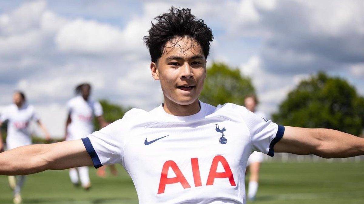 Potret pemain keturunan Indonesia yang sempat membela Tottenham Hotspur junior, yakni Han Willhoft-King. Han Willhoft-King kini tengah santer dirumorkan bakal gabung dengan Manchester City U-19 di musim 2024/2025 kelak dan tentunya Timnas Indonesia bisa memantau gelandang berusia 18 tahun tersebut.
