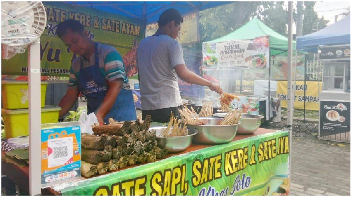 Hanafi sedang mempersiapkan untuk berjualan Sate Kere Yu Tari yang berlokasi di Pasar Takjil Ramadan, di halaman parkir Gedung Wanita Solo.