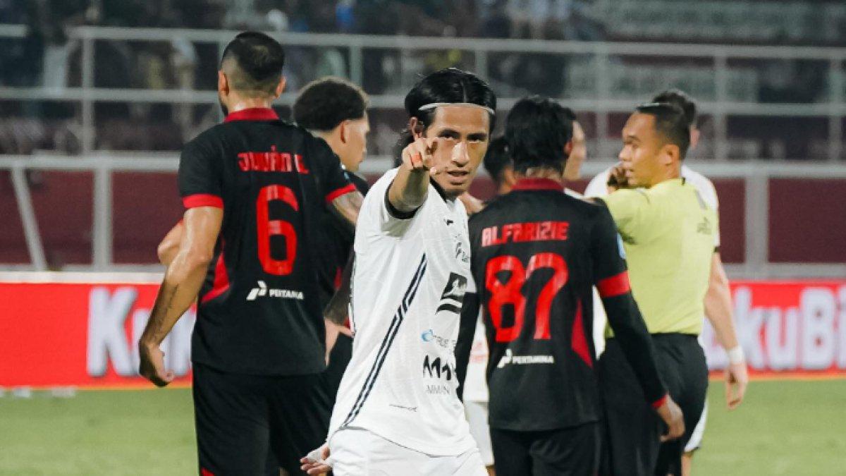 Aksi selebrasi Hanif Sjahbandi saat mencetak gol bagi Persija Jakarta ke gawang mantan klubnya Arema FC di pekan kesembilan Liga 1 2024, Sabtu (26/10).