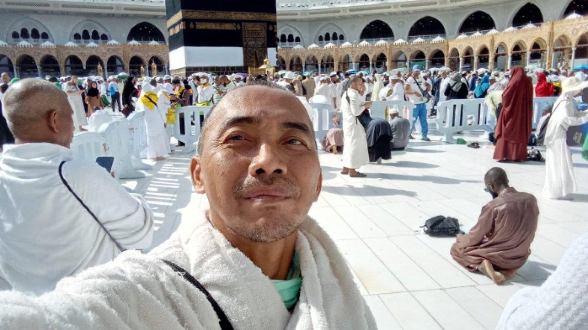 Sosok Hantoro, tukang batu asal Sukohajo, Jawa Tengah saat berswa foto di tanah suci Makkah, Juni 2024 silam.