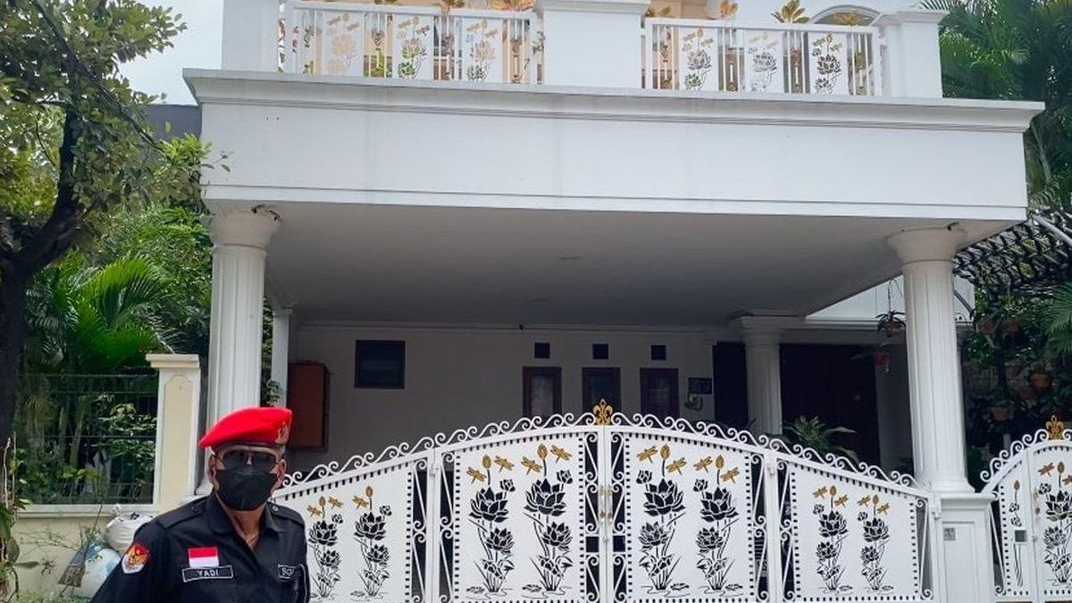 Sebanyak enam anggota Satuan Tugas Cakra Buana menjaga kediaman Sekretaris Jenderal (Sekjend) PDI Perjuangan Hasto Kristiyanto di Perumahan Villa Taman Kartini, Jalan Graha Asri VI Blok G3 Nomor 18, Margahayu, Bekasi Timur, Kotq Bekasi, Selasa (24/12/2024).