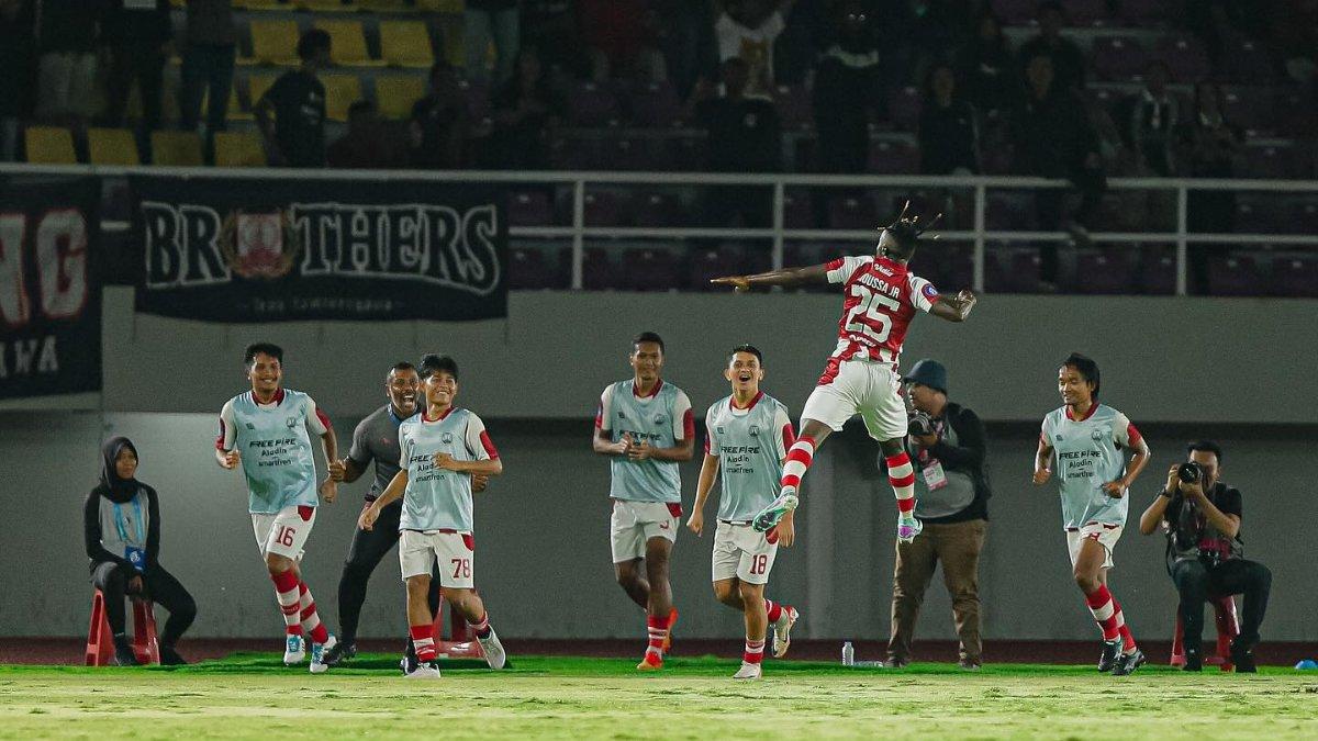 Selebrasi gol Moussa Sidibe saat laga Persis Solo melawan Madura United di laga tunda pekan ke-21 Liga 1 2023, Selasa 30 Januari 2024.
