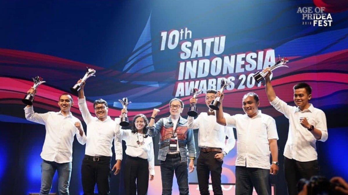 Hendro Yulius Suryo (dua dari kanan) saat menerima penghargaan SATU Indonesia Awards 2019 di bidang teknologi.