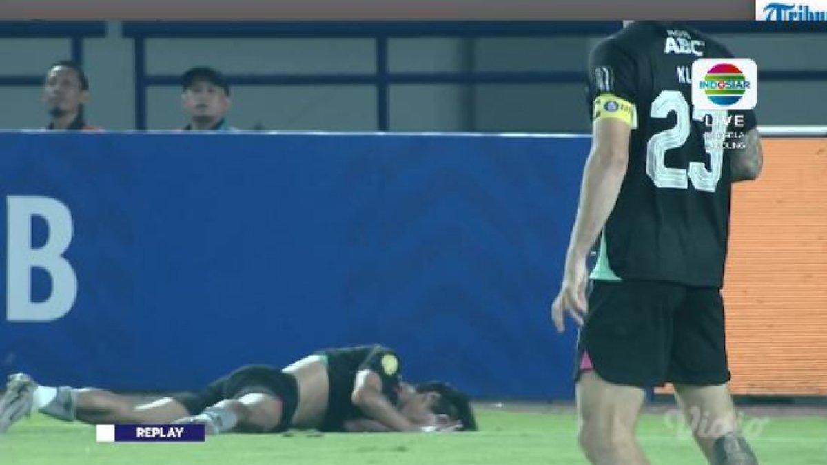 PERSIB BANDUNG VS MADURA UNITED - Cuplikan Henhen Herdiana terkapar cedera di laga Persib Bandung kontra Madura United di Stadion Gelora Bandung Lautan Api, Bandung pada Sabtu (22/2/2025) pukul 19.00 WIB.