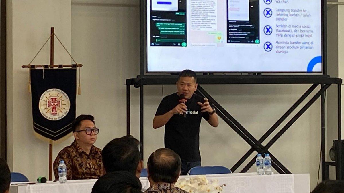 Chief Executive Officer (CEO) PT Finansial Integrasi Teknologi (Pinjam Modal) Herman Handoko memberikan presentasinya dan didampingi Chief Information Officer/CIO) PT Finansial Integrasi Teknologi (Pinjam Modal) Ichwan.