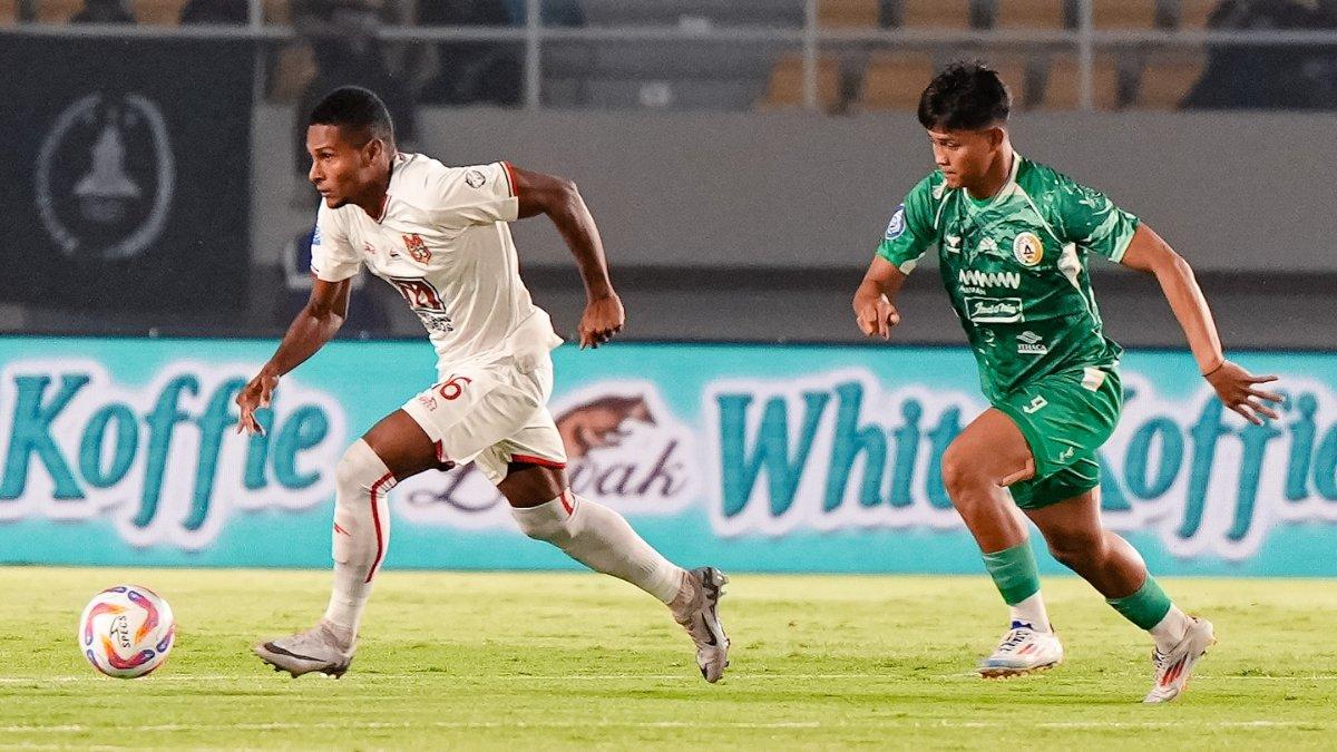 Penyerang PSS Sleman, Hokky Caraka saat berhadapan dengan pemain Malut United dalam lanjutan pekan ketujuh Liga 1 2024/2025 di Stadion Manahan, Solo, Jawa Tengah pada Kamis (26/9/2024).
