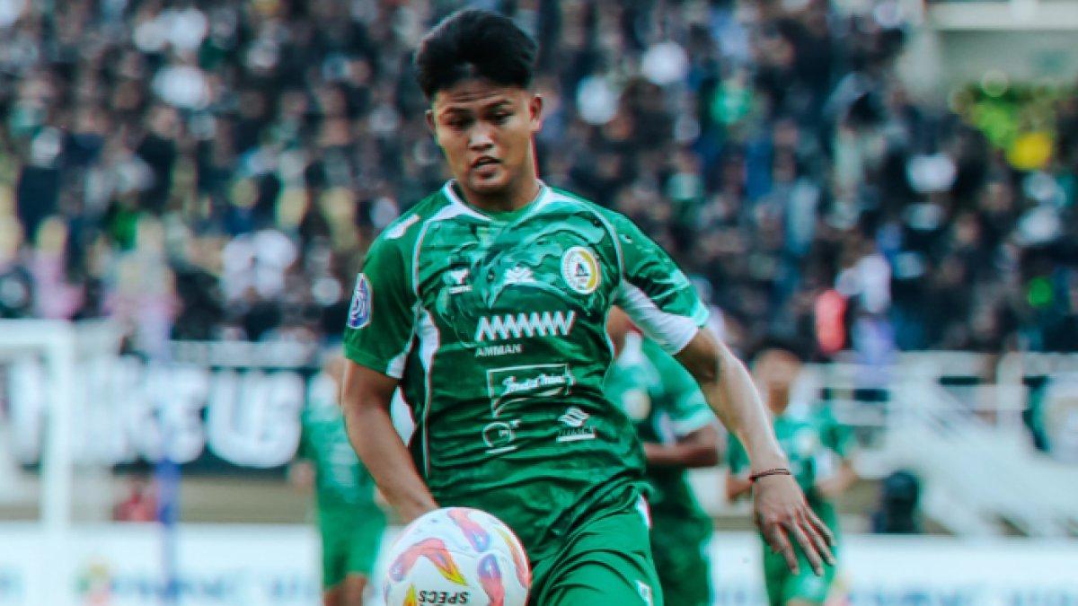 Striker PSS Sleman, Hokky Caraka saat menghadapi Arema FC dalam lanjutan pekan keenam Liga 1 2024/2025 di Stadion Manahan, Solo, Jawa Tengah pada Jumat (20/9/2024)