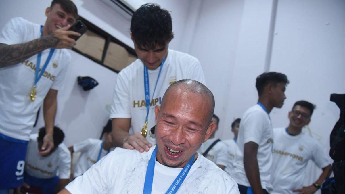 Asisten pelatih kiper Persib Bandung I Made Wirawan memangkas habis rambutnya, Jumat (31/5/2024). Penjaga gawang Kevin Mendoza turut memangkas rambut I Made Wirawan di ruang ganti Stadion Gelora Bangkalan setelah Persib keluar sebagai juara Liga 1.