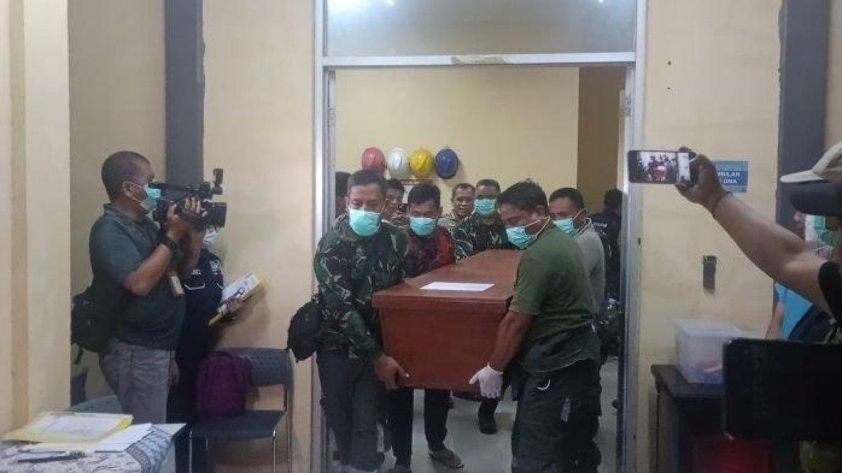 IDENTIFIKASI KORBAN LEDAKAN AMUNISI - Para korban tewas ledakan amunisi kedaluwarsa TNI dibawa ke kamar jenazah RSUD Pameungpeuk pasca insiden di Desa Sagara, Kecamatan Cibalong, Kabupaten Garut, Jawa Barat, Senin pagi, 12 Mei 2025.