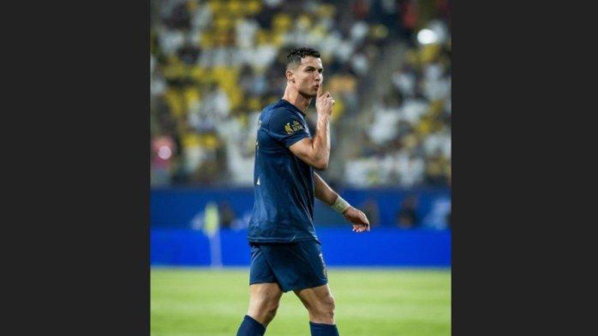 ISYARAT UNTUK DIAM- Cristiano Ronaldo memberi isyarat kepada penonton untuk diam. Beberapa penonton meneriakkan nama