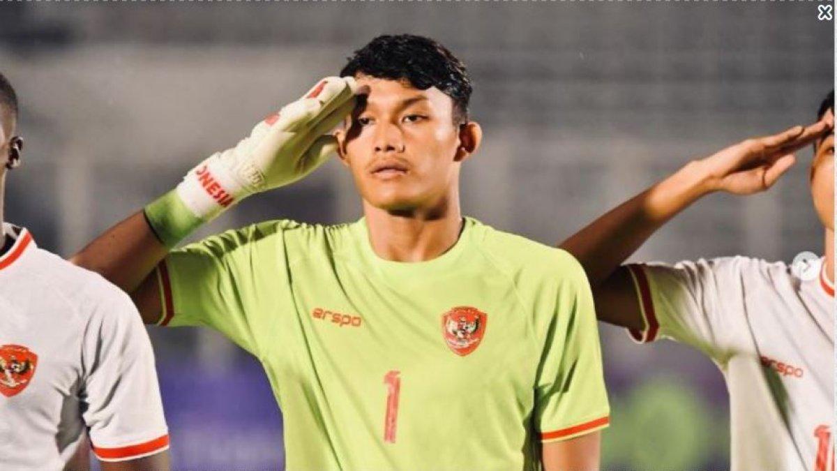 potret Ikram Al Giffari menjadi kiper Timnas Indonesia yang diunggah melalui Instagram @ikramalgiffari pada 27 Maret 2024. kiper yang kalah pamor di Semen Padang, namun akan bersinar bersama Timnas U-19 Indonesia ASEAN Cup 2024.