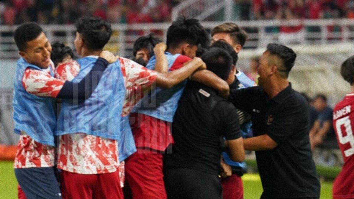 Selebrasi para pemain dan offisial Timnas U19 Indonesia setelah terjadinya gol dari Buffon di babak semi final Piala ASEAN Cup U19 2024 di Stadion Gelora Bung Tomo (GBT), Sabtu (27/7/2024). Timnas U19 Indonesia bungkam Malaysia 1-0.