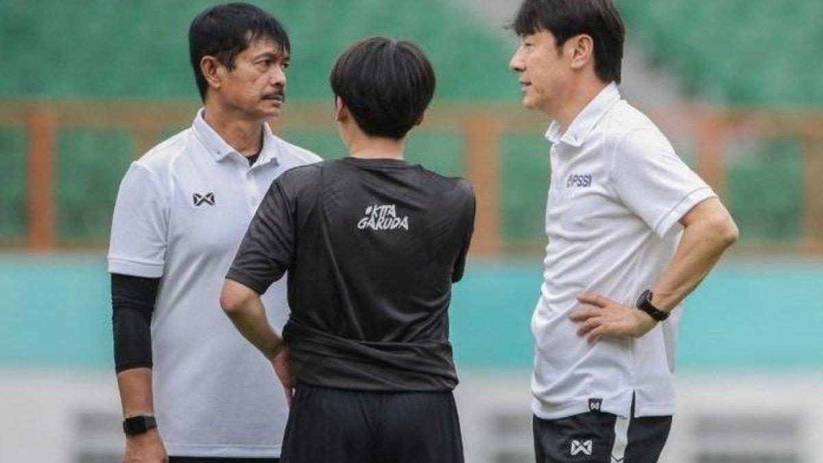 Pelatih Timnas U-20 Indonesia, Indra Sjafri (kiri) dan pelatih Timnas Indonesia, Shin Tae-yong (kanan).