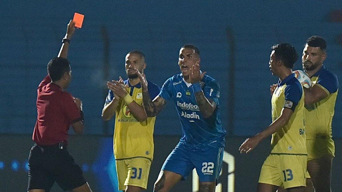 Momen kartu merah kontroversial Alberto Rodriguez di laga Barito Putera vs Persib Bandung pada pekan ke-25 Liga 1 2023 lalu.