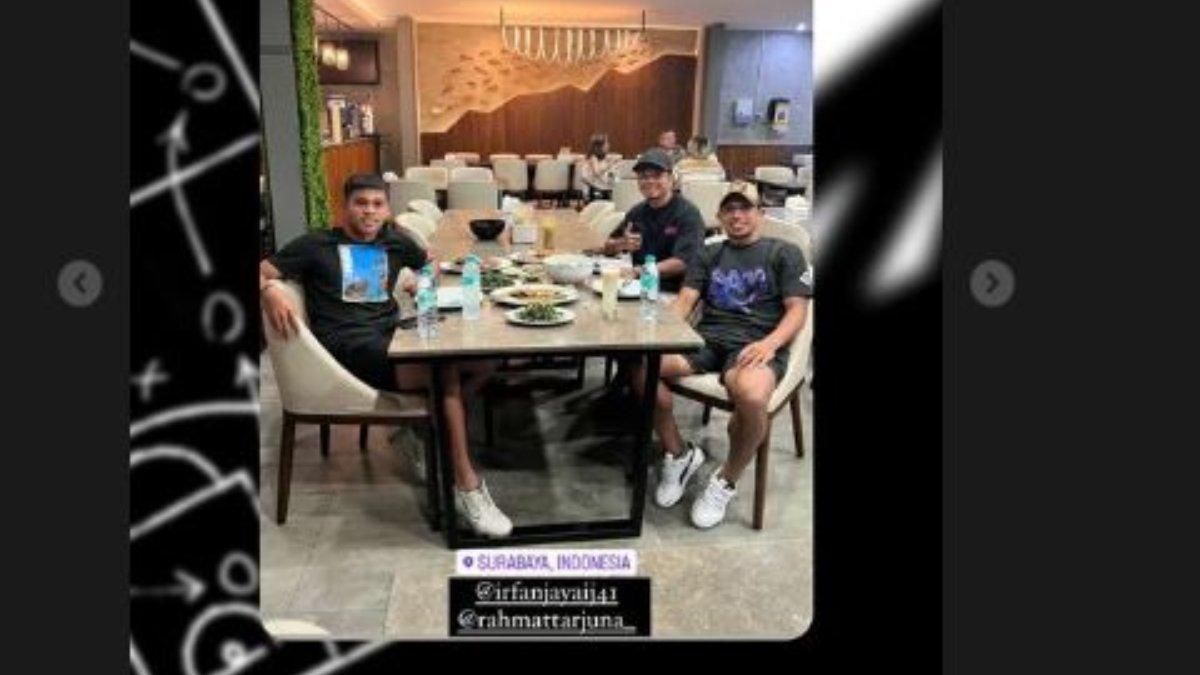 Momen pertemuan Irfan Jaya dengan dua rekannya di Surabaya, Jawa Timur.