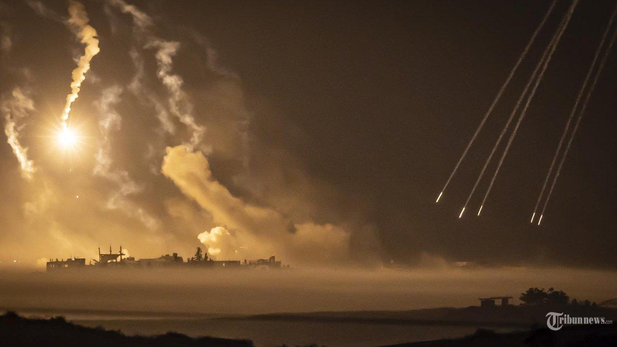 Gambar yang diambil dari perbatasan Israel dengan Jalur Gaza pada 2 November 2023 ini menunjukkan pemboman Israel di Jalur Gaza, di tengah pertempuran yang sedang berlangsung antara Israel dan gerakan Hamas Palestina.