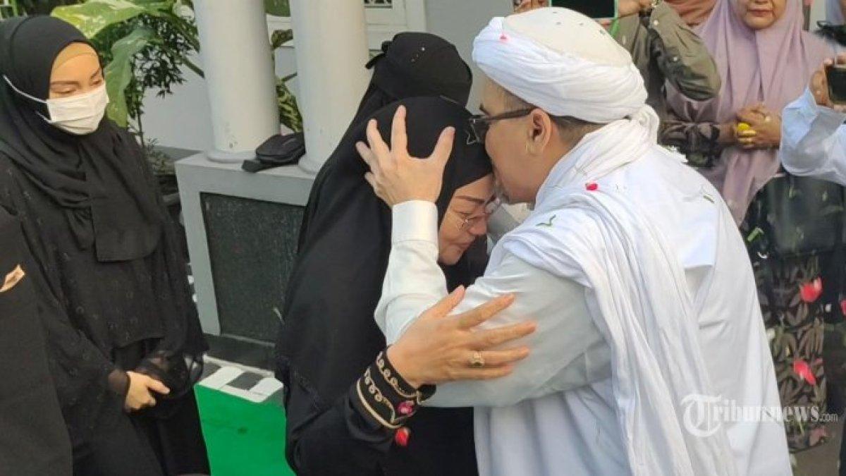 Habib Rizieq Shihab disambut keluarganya, termasuk sang istri saat keluar dari Rutan Cipinang, Jakarta, pada Rabu (20/7/2022). Istri Rizieq Shihab, Syarifah Fadlun meninggal dunia pada Sabtu (16/12/2023). Ia sempat sakit. Syarifah Fadlun pernah menjadi penjamin bebasnya suami.