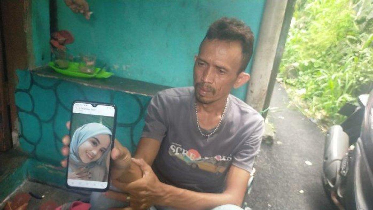 Iwan, ayah Wulan yang jadi korban sang pacar, Alung tengah memperlihatkan foto sang anak, Senin (4/12/2023)