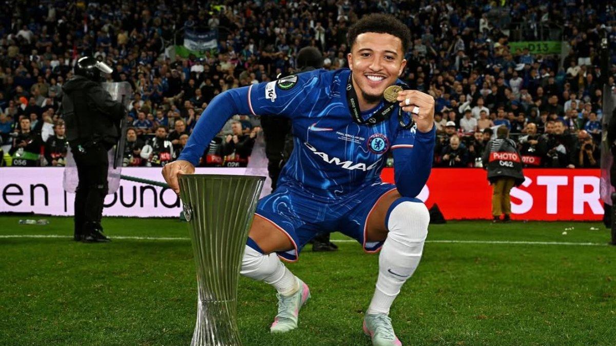 BURSA TRANSFER - Sosok Jadon Sancho yang berfoto dengan memegang medali dan piala yang didapatkannya usai mengantarkan Chelsea memenangkan gelar Conference League musim 2024/2025 (29/5/2025).