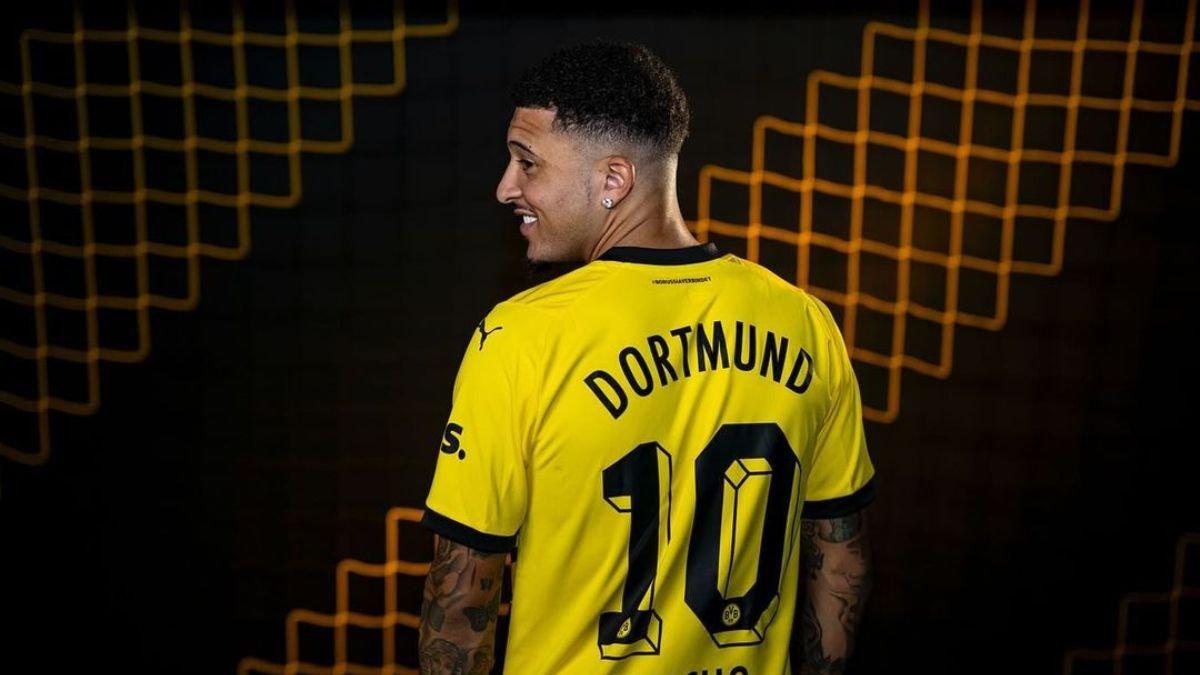Potret Jadon Sancho mengenakan jersey Borussia Dortmund.