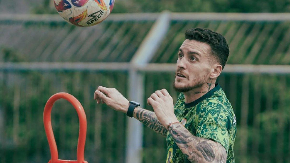 Momen latihan perdana striker Barito Putera, yakni Jaime Moreno pada Jumat (17/1).