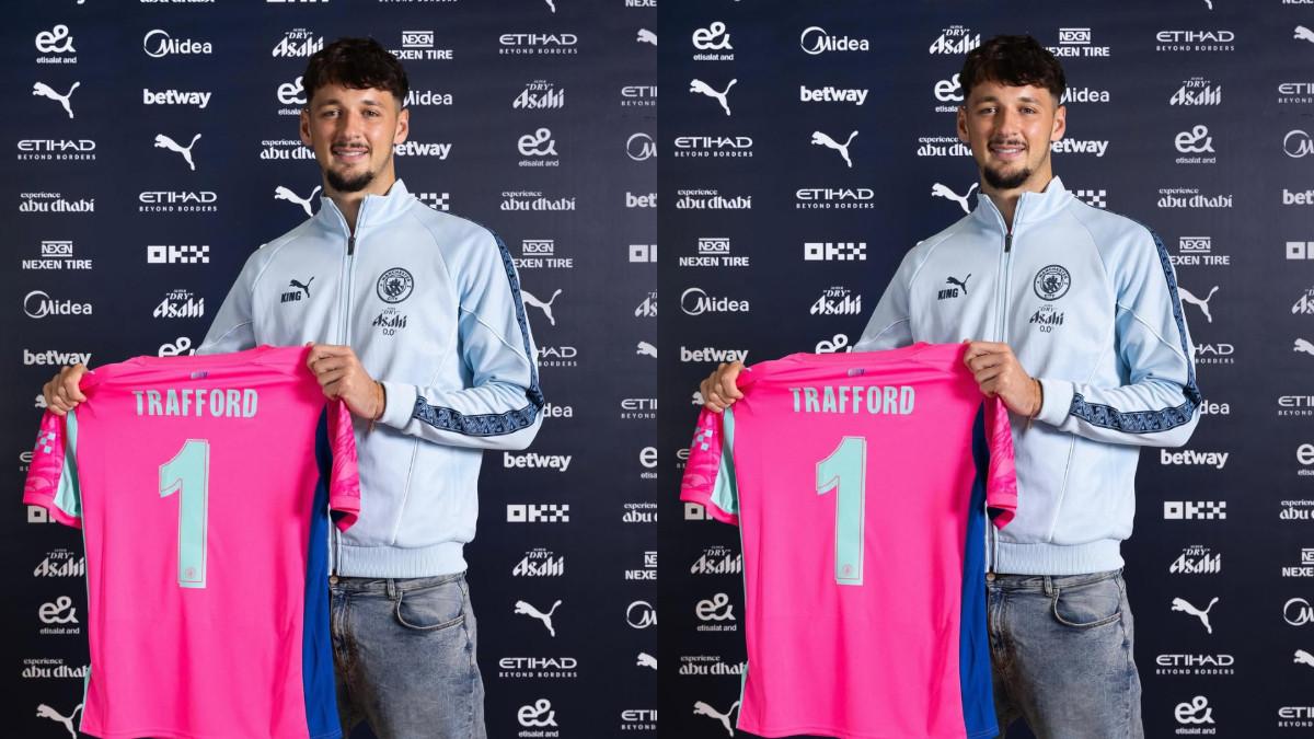 LIGA INGGRIS - Potret James Trafford saat tanda tangan kontrak dan di perkenalkan ke publik (29/7/2025). Kiper jebolan akademi Manchester City kembali ke Etihad Stadium setelah dua musim gemilang bersama Burnley (30/7/2025).