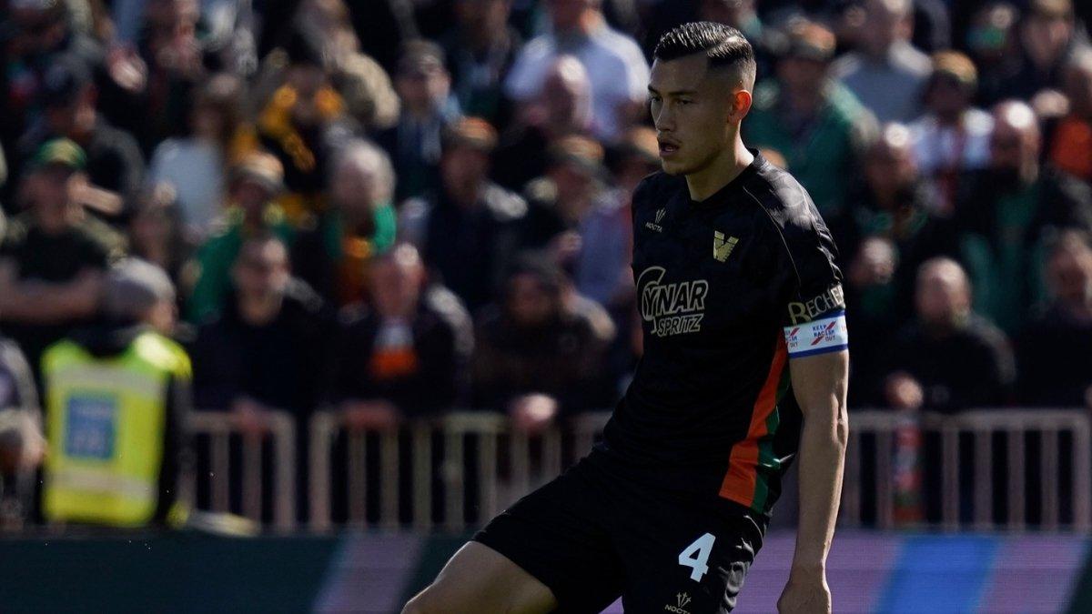 TIMNAS INDONESIA - Potret aksi pemain Timnas Indonesia, Jay Idzes ketika memperkuat Venezia di lanjutan Serie A 2024/2025.