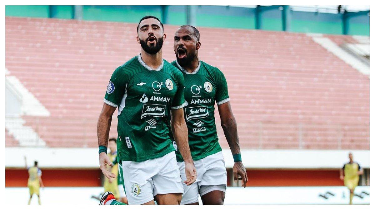 Momen saat Jihad Ayoub (depan) lakukan selebrasi bersama Thales Lira (belakang) setelah mencetak gol ke gawang Barito Putera.