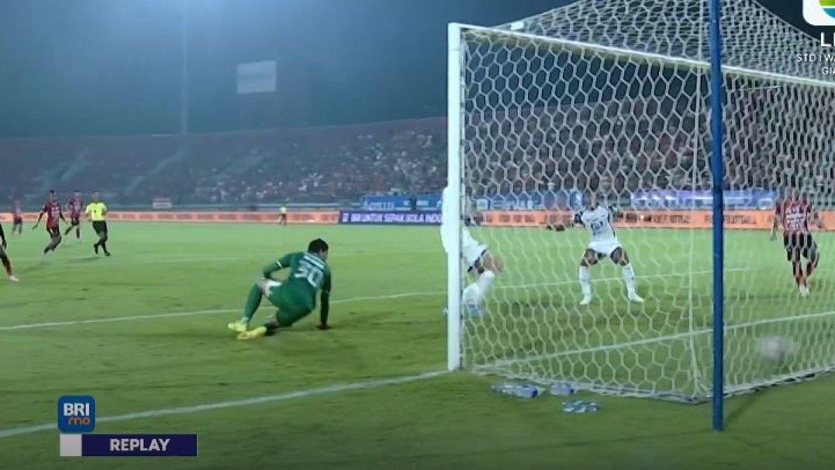 AKSI LAGA - Momen Joao Ferarri cetak gol ke jala Adi Satryo pada laga PSIS Semarang kontra Bali United.