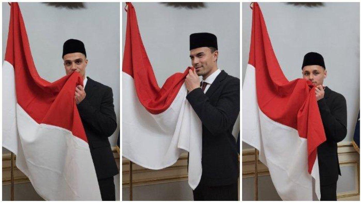 Tiga pemain naturalisasi Timnas Indonesia Joey Pelupessy (kiri), Emil Audero (tengah) dan Dean James (kanan) mencium bendera Republik Indonesia setelah mengucap sumpah WNI di KBRI Italia, Senin (10/3/2025).