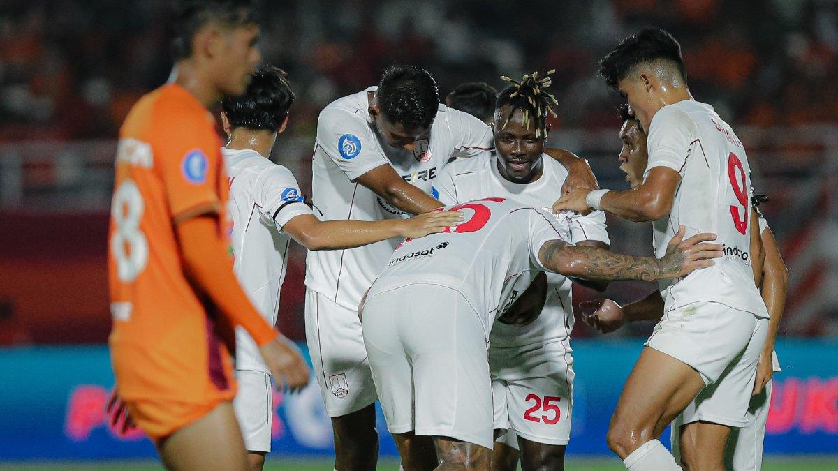 POTRET LAGA BORNEO FC VS PERSIS SOLO - Jhon Cley dan rekan-rekannya di Persis Solo berselebrasi setelah menjebol gawang Borneo FC.