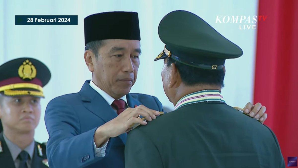 Presiden Joko Widodo (Jokowi) saat menyematkan kenaikan pangkat secara istimewa Jenderal Kehormatan pada Menteri Pertahanan Prabowo Subianto di Markas Besar (Mabes) TNI, Cilangkap, Jakarta, Rabu (28/2/2024).