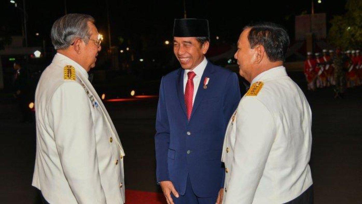Presiden RI Joko Widodo beserta Presiden ke 6 RI yakni Susilo Bambang Yudhoyono menghadiri acara Parade Senja Dirgahayu TNI ke 78, didampingi Menteri Pertahanan Prabowo Subianto, yang dilaksanakan di Lapangan Bela Negara, Kementerian Pertahanan, Jl Medan Merdeka Barat, Jakarta Pusat (9/10). Mantan Presiden RI ke-6 Jenderal (Purn) Susilo Bambang Yudhoyono (SBY) mewakili para purnawirawan TNI yang hadir pada Gala Dinner dan Parade Senja 2023 di Jakarta, Senin (9/10), menyampaikan sejumlah harapan untuk Menteri Pertahanan (Menhan) Prabowo Subianto.
