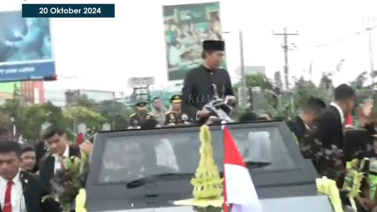 Jokowi bagi-bagi kaus ke warga saat pulang ke kampung halamannya, Solo pada Minggu (20/10/2024).