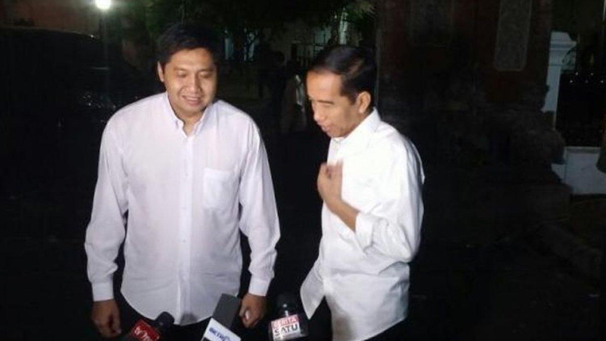 Jokowi bertemu Maruarar Sirait di taman belakang Istana Merdeka, Minggu (20/10/2014) malam.