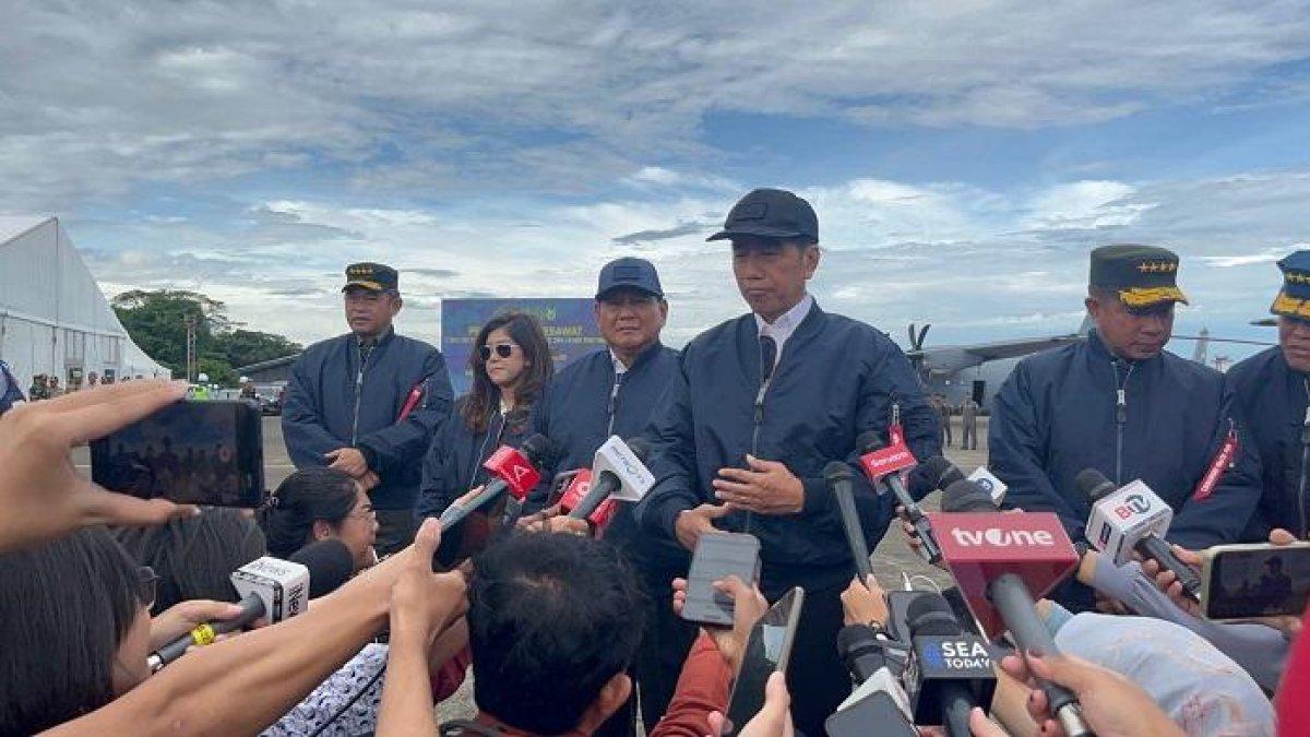 Jokowi, didampingi Prabowo, Meutya Hafid dan Agus Subianto di Lanud Halim Perdana Kusuma, Rabu (24/1/2024)