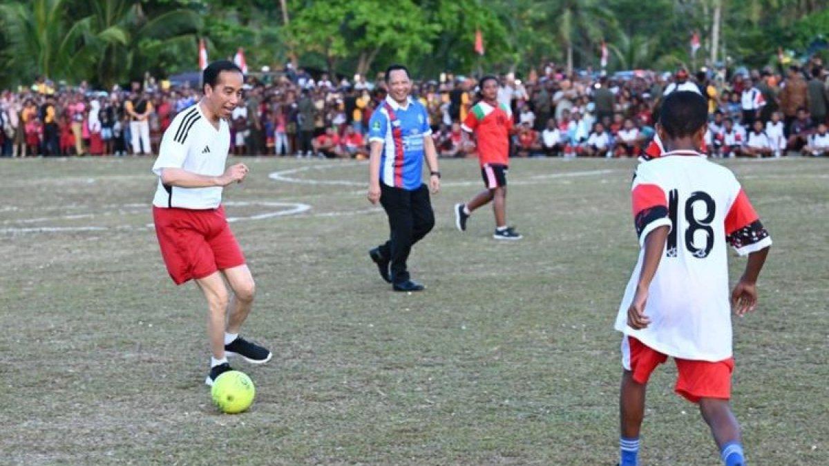 Presiden Joko Widodo (Jokowi) terlihat asyik bermain sepak bola saat mengunjungi Kabupaten Biak Nomfor, Provinsi Papua, Rabu (22/11/2023) sore.