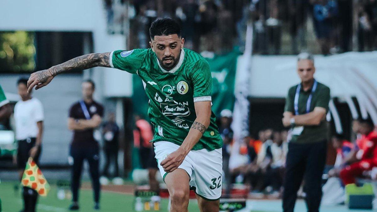 Gelandang serang milik PSS Sleman, Jonathan Bustos saat tampil menghadapi PSIS Semarang di gelaran Liga 1 2023/2024.