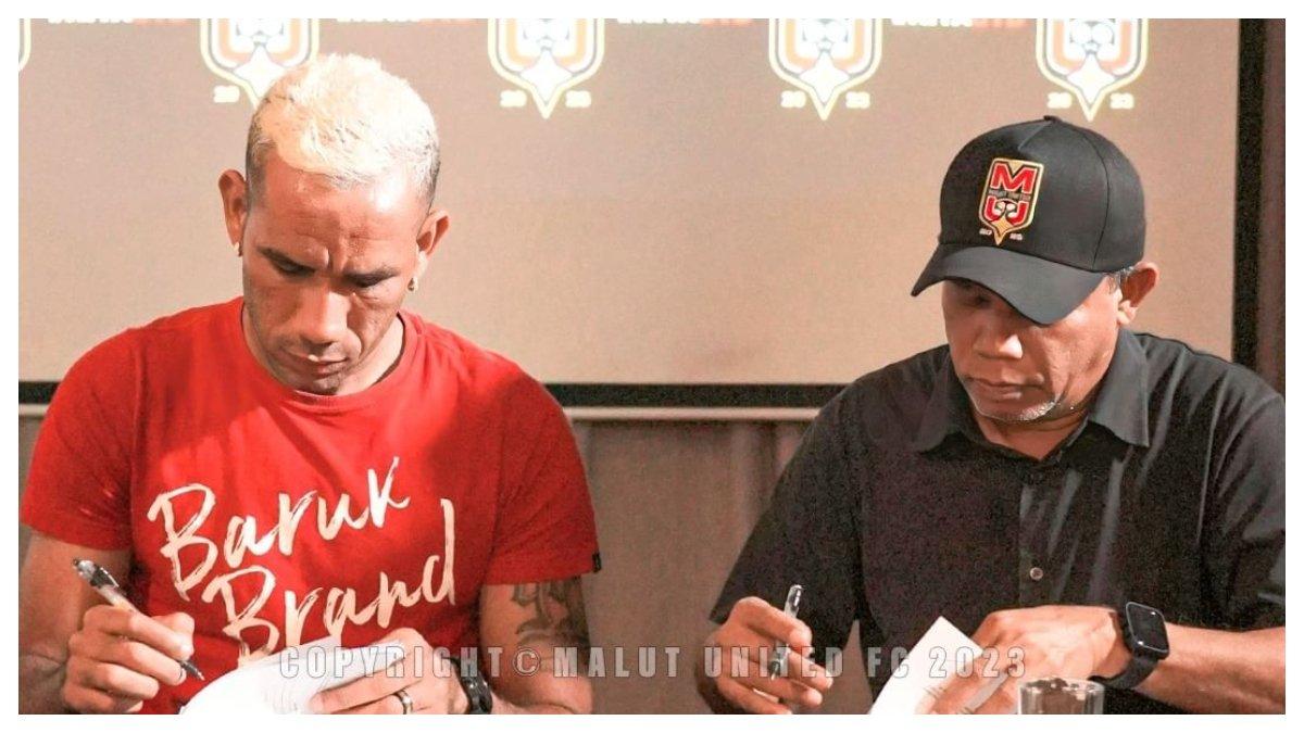 Sesi tanda tangan kontrak Jose Wilkson (kiri) dengan manajemen Malut United FC (kanan).
