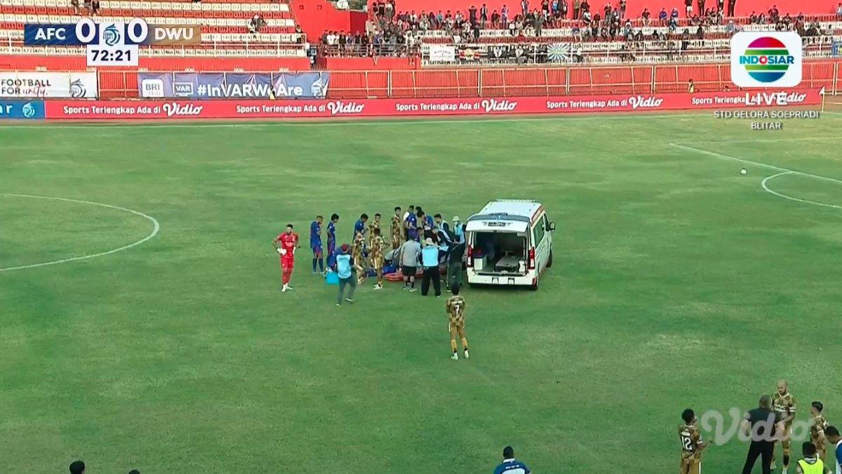 Gelandang Arema FC asal Kolombia, Julian Guevara harus dilarikan ke rumah sakit memakai ambulans seusai bertabrakan dengan rekannya sendiri di laga melawan Dewa United, Senin (12/8).