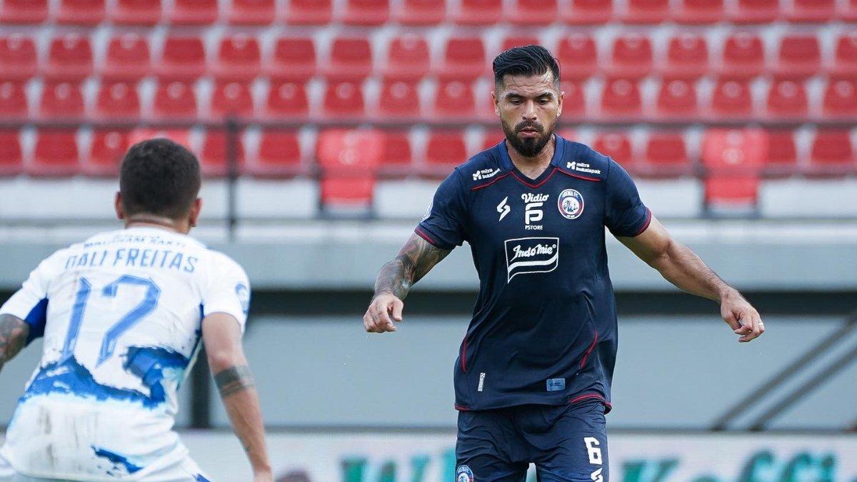 Julian Guevara saat melakukan duel kontra Gali Freitas di laga Arema FC kontra PSIS Semarang, Senin (5/2/2024).