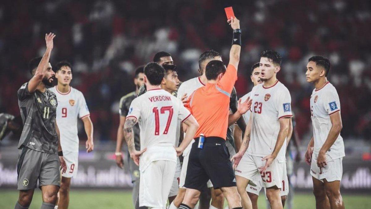 Momen saat Justin Hubner diganjar kartu kuning kedua yang mengharuskannya mangkir dari lapangan lebih cepat saat laga kontra Arab Saudi, (19/11/2024).