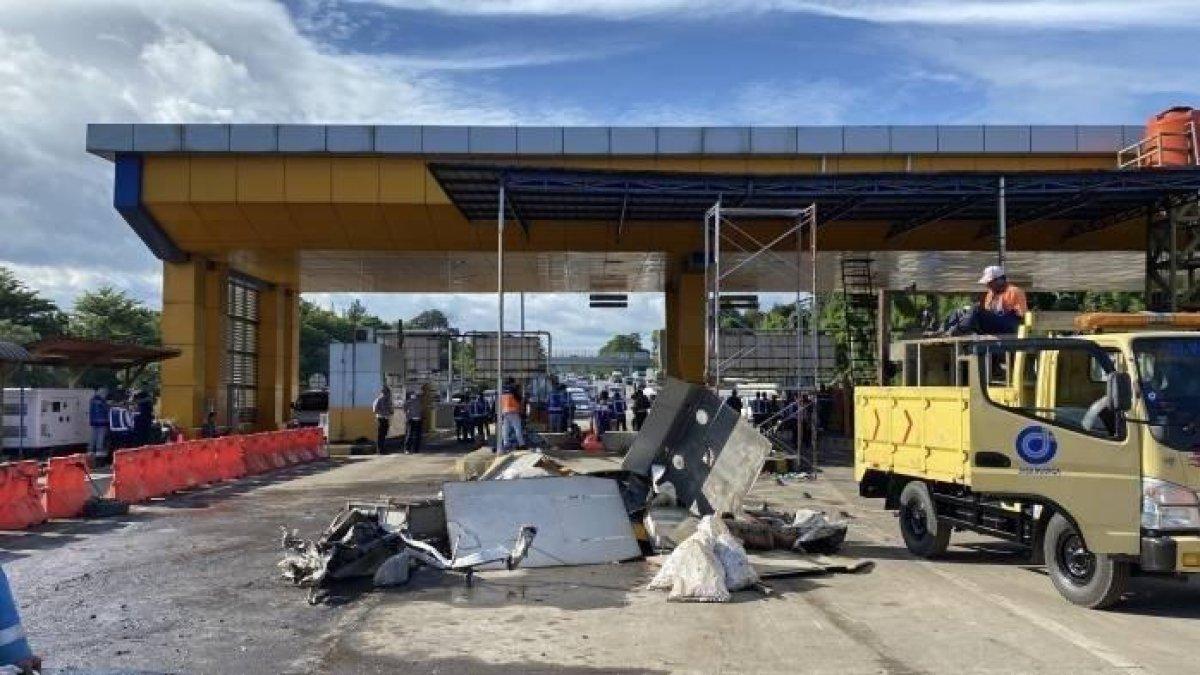 KECELAKAAN TOL CIAWI - Kecelakaan maut melibatkan 6 kendaraan terjadi di ruas Gerbang Tol Ciawi 2, Kecamatan Bogor Timur, Kota Bogor, Selasa (4/2/2025) sekitar pukul 23.30 WIB. Akibatnya, 8 orang tewas dan 11 korban luka-luka. Diduga kecelakaan ini dipicu oleh kendaraan truk bermuatan galon air mineral.