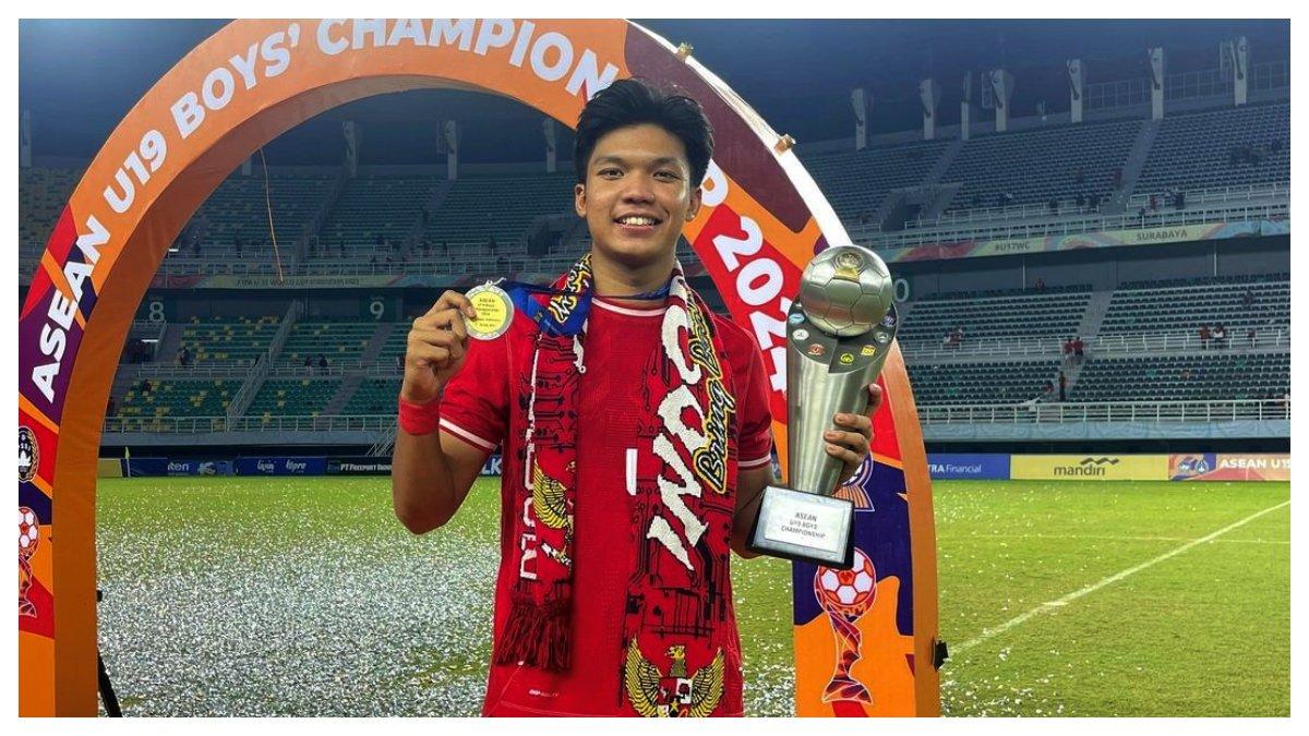 Potret Kadek Arel meraih trofi juara Asean Cup U-19 2024.