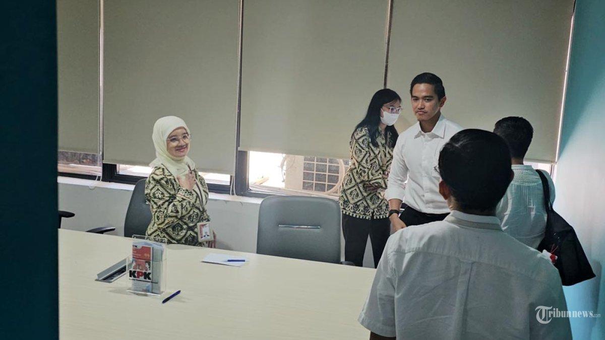 Ketua Umum Partai Solidaritas Indonesia (PSI), Kaesang Pangarep mendatangi Gedung Merah Putih Komisi Pemberantasan Korupsi (KPK) pada hari ini, Selasa (17/9/2024). Kaesang datang mengenakan kemeja putih. Kedatangan Kaesang ke kantor KPK untuk mengklarifikasi soal dugaan gratifikasi fasilitas jet pribadi.