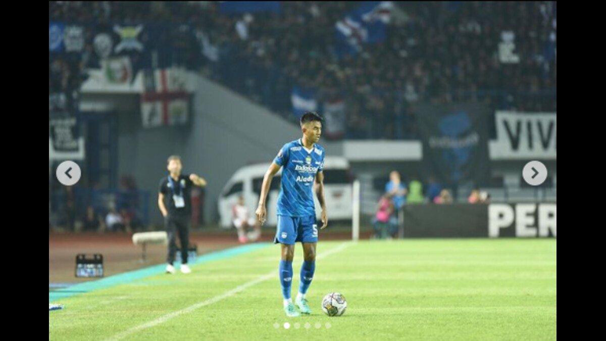 Potret Kakang Rudianto bermain di Persib Bandung yang diunggah melalui Instagram @kakangrudianto33 pada 18 April 2023. sosok center back Persib Bandung yang bikin Bhayangkara FC terpikat.