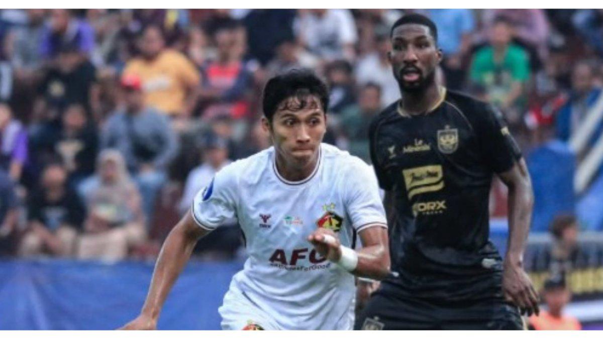 PROFIL PEMAIN - Aksi Khanafi saat bersama Persik Kediri dalam laga melawan PSIS Semarang.