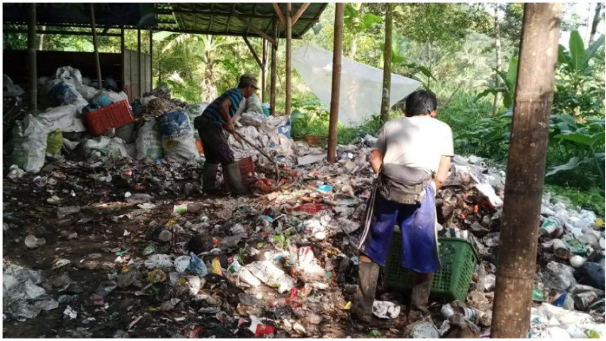 Karyawan BUMDes Sriwulan sedang memilah sampah organik dan anorganik.