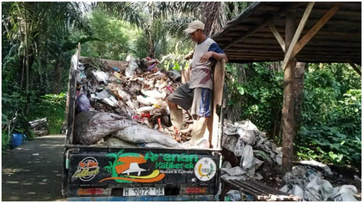 Karyawan unit pengelolaan sampah BUMDes Sriwulan hendak mengankut sampah menggunakan pikap.