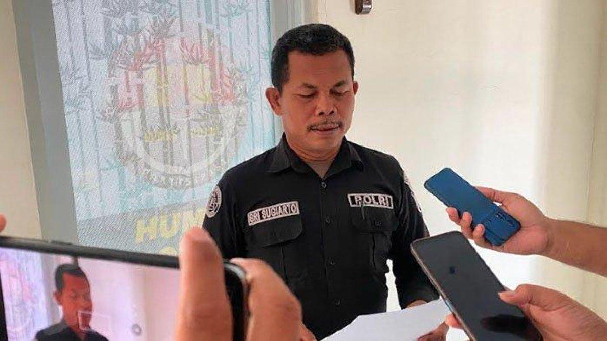 Kasi Humas Polres Pamekasan, AKP Sri Sugiarto saat diwawancarai di kantornya, Selasa (9/7/2024). Ia menerangkan soal kasus pencabulan pada bocah 8 tahun, kini pelaku telah ditahan.